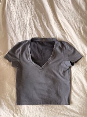 Beyond Yoga V-Neck Ribbed Tee in Slate Gray